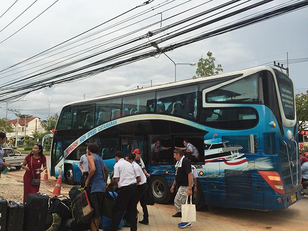 在 Lomprayah 甲米府的办公司下车