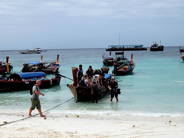 เกาะหลีเป๊ะ -พร้อมที่จะนั่งเรือหางยาว