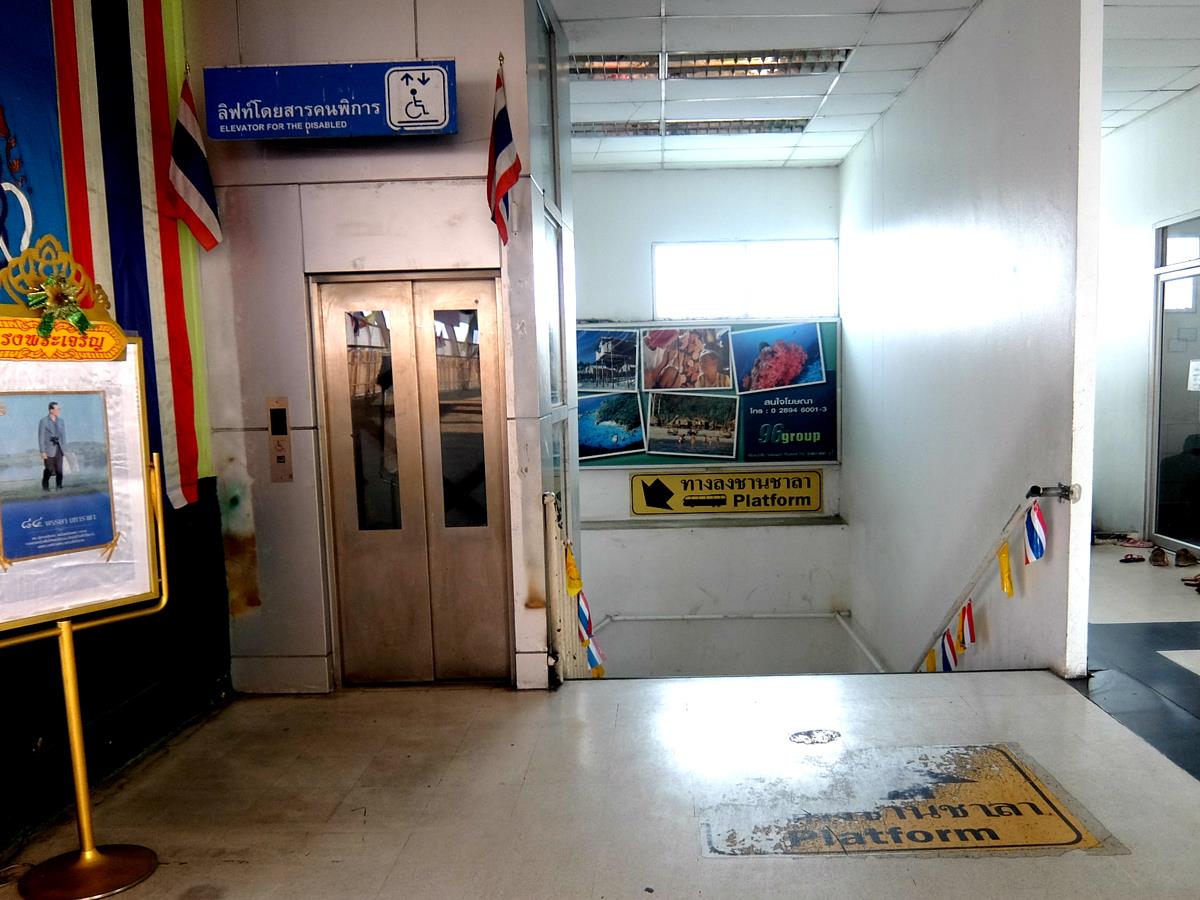 曼谷南部巴士站的电梯或楼梯
