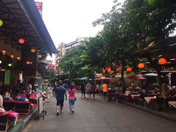 Walking at Khao San for food