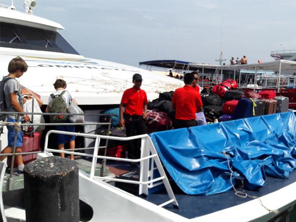 นำสัมภาระไปยัง เรือเร็วลมพระยา เพื่อเดินทางจากเกาะเต่า ไป สุราษฎร์ธานี