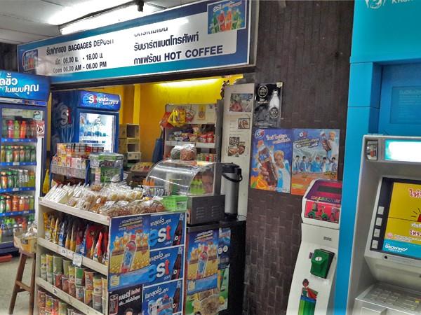 曼谷东部巴士总站月台的迷你超市
