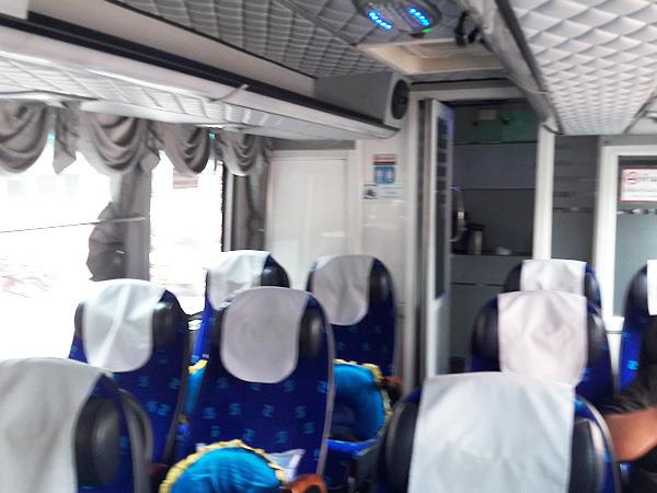 Sombat Tour Super Class 巴士内