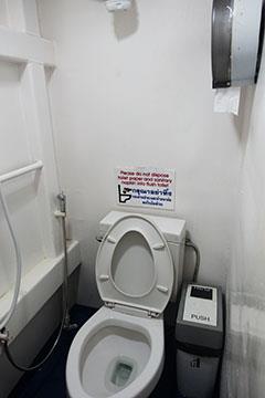 在 Lomprayah 渡船的厕所