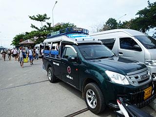 在通萨拉码头的出租车 在通萨拉码头的出租车