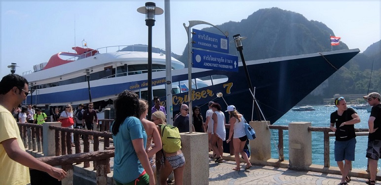 Ferry going to Phi Phi Island Ferry going to Phi Phi Island