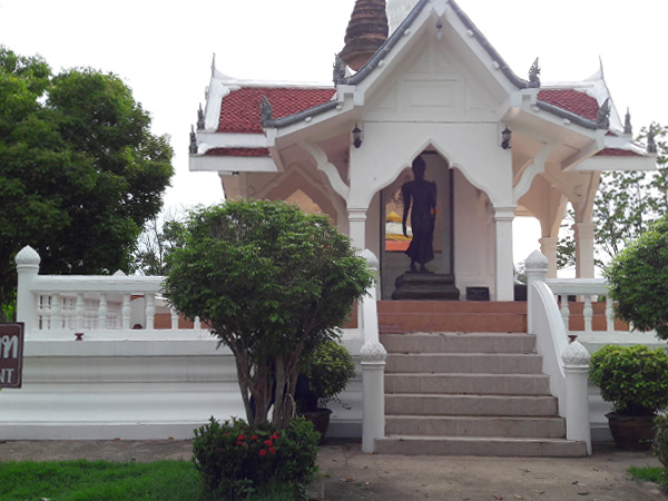 Wat Traphang Thong - Buddha's Footprint Building