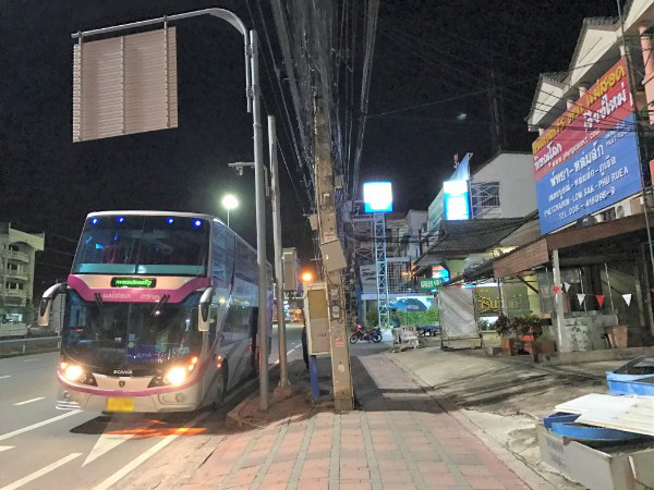 巴士抵达 Pret Prasert 办公室外